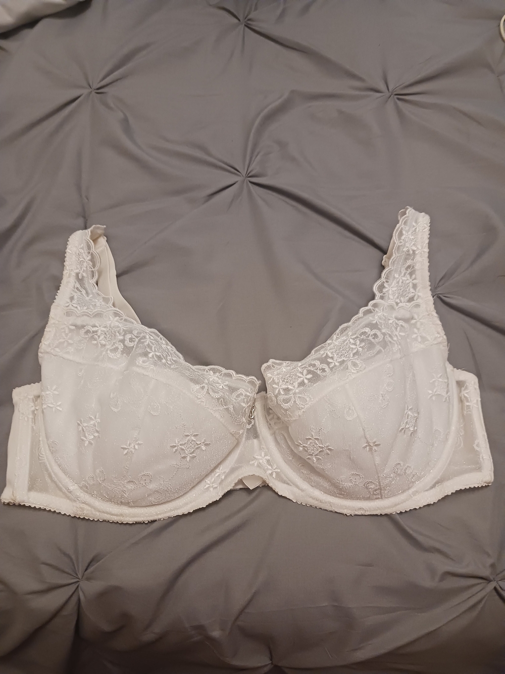 Frederick's of Hollywood White Lace Underwire Bra with Floral Lace 42D